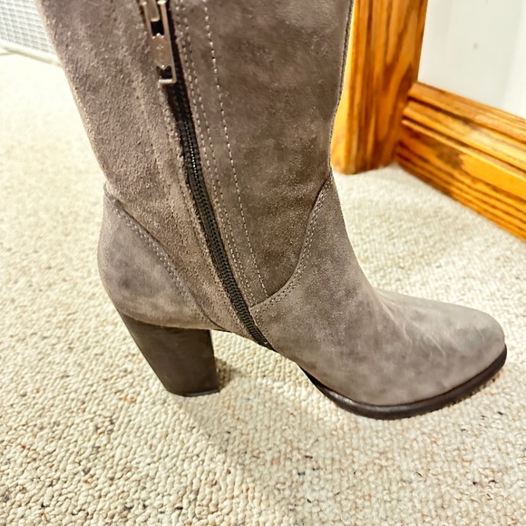 Gray suede knee-high UGG boots - Picture 4 of 8